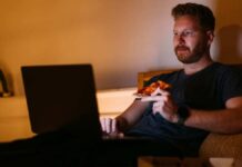 Late Night Snacking Linked to Higher Risk of Liver Disease